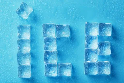 The word ICE is a pattern of ice cubes on a blue background Foto stock