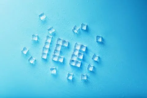 The word ICE is a pattern of ice cubes on a blue background. Foto stock