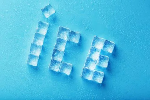 The word ICE is a pattern of ice cubes on a blue background. Foto stock