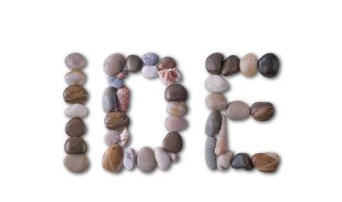 The word "IDE" is lined with shells and stones of different shapes and colors Fotos Stock