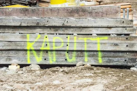 The word 'kaputt' (broken) sprayed at construction site Foto stock
