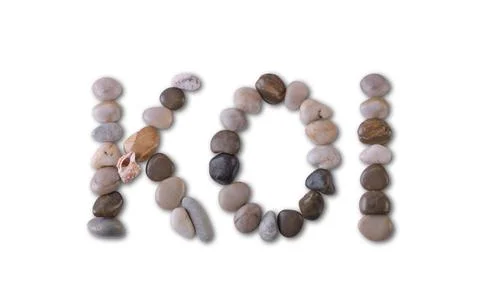 The word "KOI" is lined with shells and stones of different shapes and colors Fotos Stock