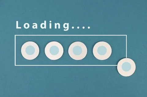 The word loading is standing over the progress bar, hand puts last cube to the Stockfoto's