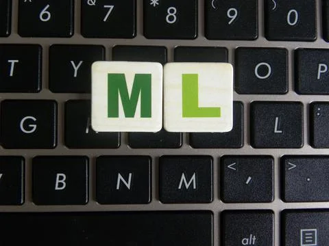 Word ML (Machine Learning) on keyboard background Stockfoto's