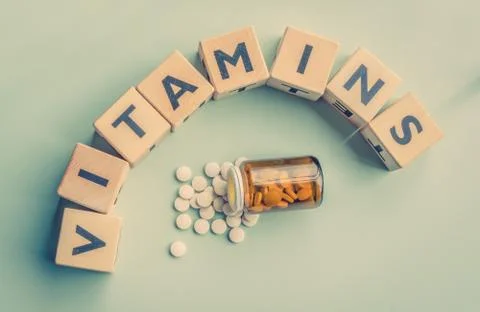 The word vitamins on a table Stock Photos