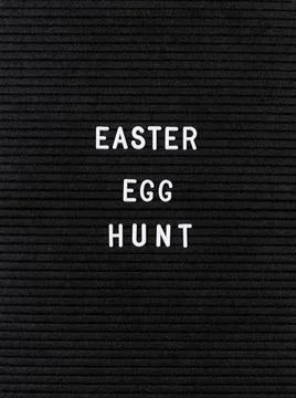 The words Easter Egg Hunt on black felt letter board Foto stock