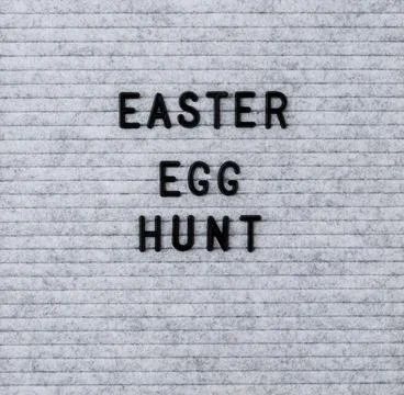 The words Easter Egg Hunt on grey felt letter board Stock Photos