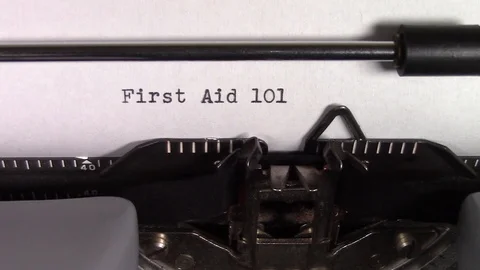 The words "First Aid 101 " being typed on a typewriter Stockbeeldmateriaal 122875493