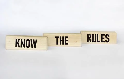 The words Know the rules are written on wooden blocks on a white background.  库存照片