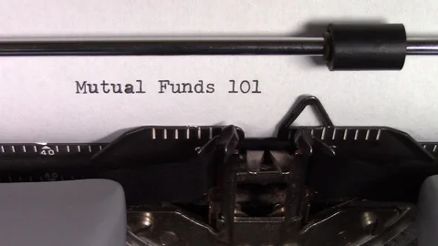 The words "Mutual Funds 101 " being typed on a typewriter Stockbeeldmateriaal 122876332