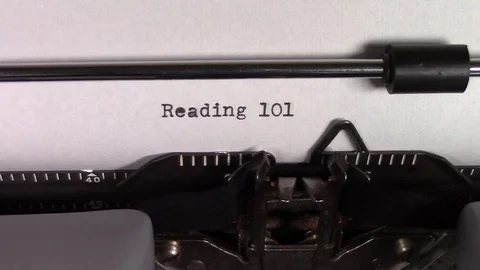The words "Reading 101 " being typed on a typewriter Stockbeeldmateriaal 122870966