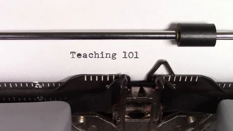The words "Teaching 101 " being typed on a typewriter Stockbeeldmateriaal 122529520
