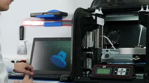Work on a 3D printer and modeling 库存影片 171291049