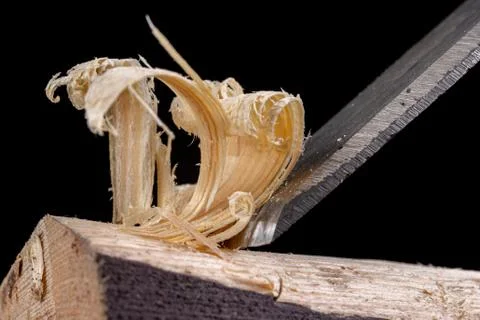Work with a carpenter's chisel in pine wood. Small carpentry work in the home Stockfoto's