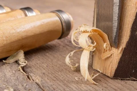 Work with a carpenter's chisel in pine wood. Small carpentry work in the home Foto stock