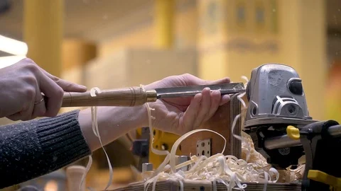 Work on a chisel, rotates and shavings fly 库存影片 127057346