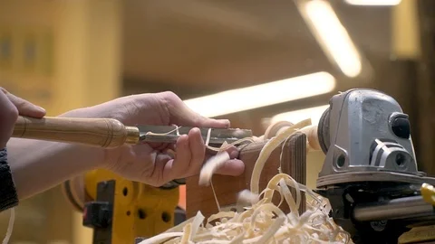 Work on a chisel, rotates and shavings fly 動画素材 127057814