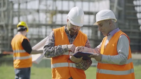 Work on a construction site: site manager instructs his collaborators Video stock 72303837
