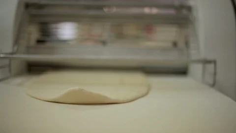 Work of the Dough sheeter machine in the bakery Video stock 106483057