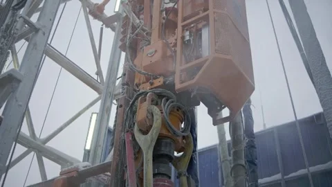 The work of the drilling column, the worker hooks the pipe to the mechanism Stock Footage 290375164