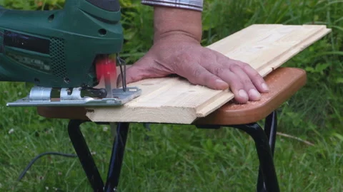 Work with the electric fretsaw Vídeo Stock 113262416