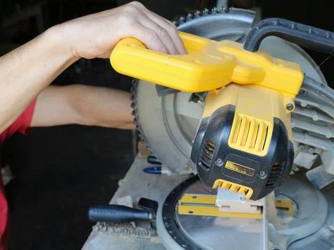 Work on the end saw side view Stockfoto's