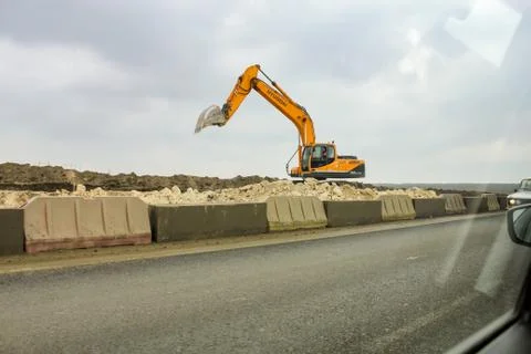 The work of the excavator on the track. 库存照片