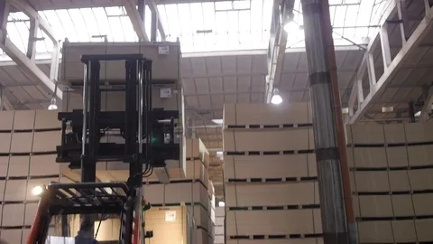 Work in the factory Stockbeeldmateriaal 82454181