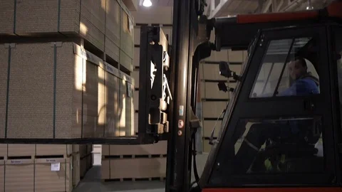 Work in the factory Stockbeeldmateriaal 82454186