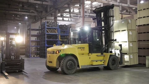 Work in the factory Stockbeeldmateriaal 82454208