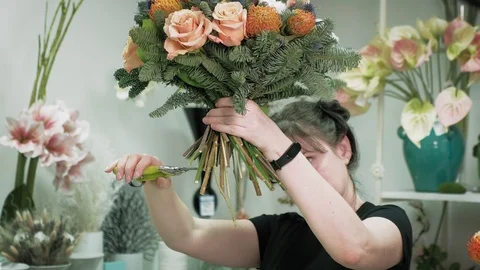 The work of the florist. Composing a bouquet Stock-Footage 127729950