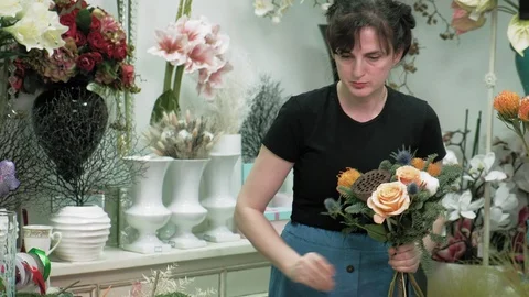 The work of the florist. Composing a bouquet Stock Footage 127733896