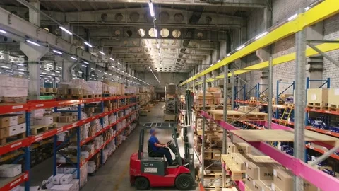 Work forklift in a modern warehouse. Large modern warehouse panoramic view 库存影片 139337728