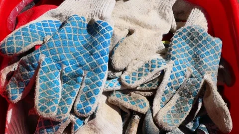 Work gloves fall into a red basin with other work gloves. Slow motion, FullHD Vídeos de archivo 141239360