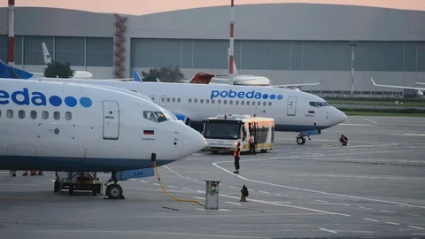 The work of ground services of the airport, the marshal gives the crew commands Vidéo 101132200