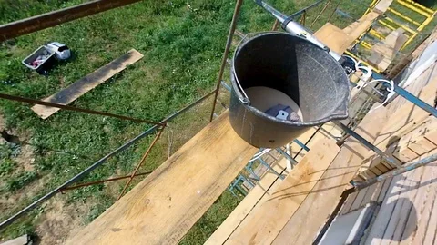 Work at height on a vertical wall of the house Video stock 94936025