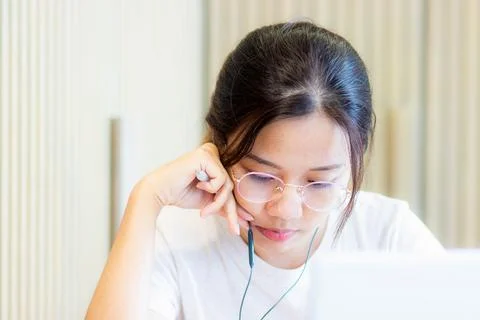 Work from home during the outbreak of the virus. Attractive young woman wor.. Foto stock