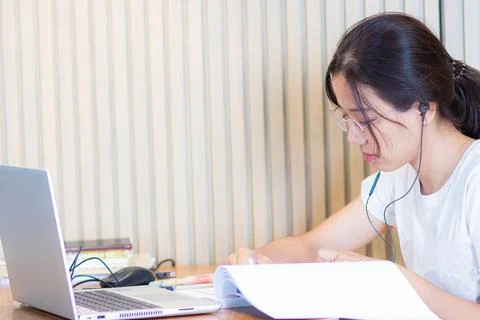 Work from home during the outbreak of the virus. Attractive young woman wor.. Stock-Fotos
