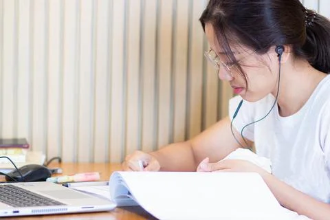 Work from home during the outbreak of the virus. Attractive young woman wor.. Foto stock