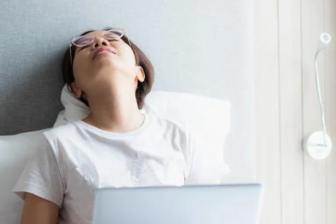 Work from home during the outbreak of the virus. Asian young woman seriousl.. Foto stock