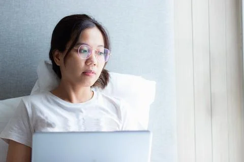 Work from home during the outbreak of the virus. Asian young woman seriousl.. 스톡 사진
