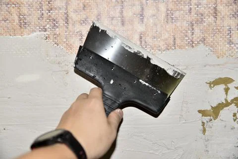 Work with an iron spatula when plastering the wall with a cement solution. Re Foto stock