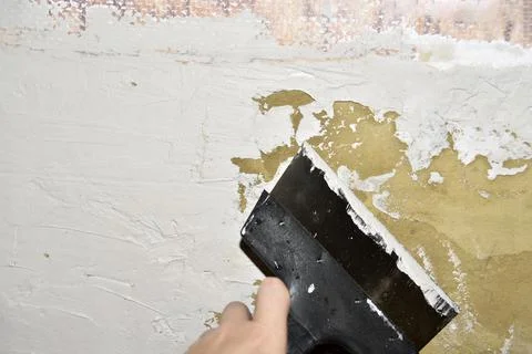 Work with an iron spatula when plastering the wall with a cement solution. Re Foto stock