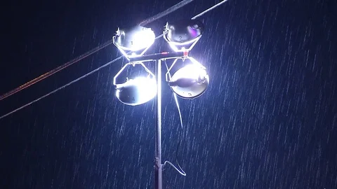 Work lights at night in the rain 스톡 동영상 72816717
