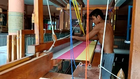 Work on a loom Video stock 159298927