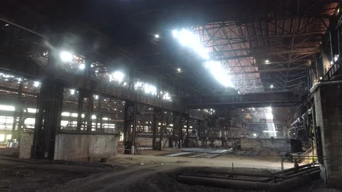 The work of an overhead crane at a factory. Working process at a metal 库存影片 148273403