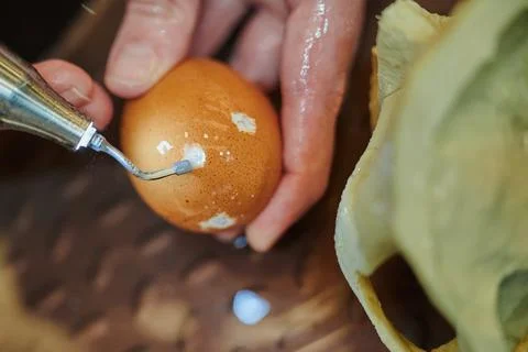 Work with a piezo instrument in the educational process of bone processing Foto stock