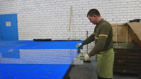 Work on the plant cuts thin sheet glass.In the hands of the glass cutter. Stock Footage 122127244