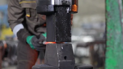 Work with a press for forging metal Vidéo 92152371