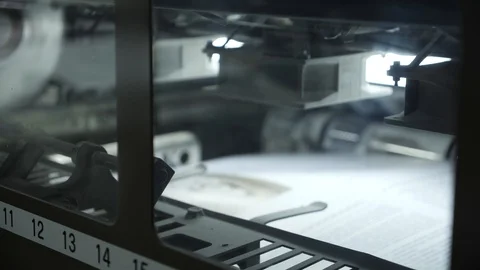 The work of a professional printing press in the printing house. Vidéo 98120237
